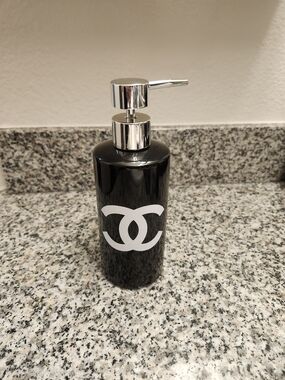 Luxury Black High Gloss Soap Dispenser – Chrome Pump & White Logo